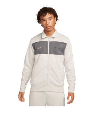 nike-air-jacke-braun-rosa-f104-fn7689-lifestyle_front.png
