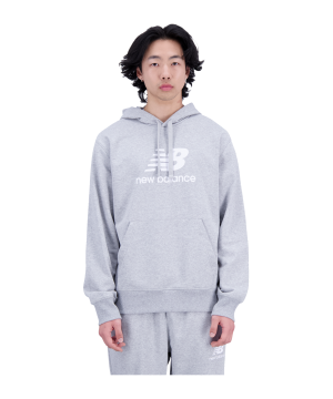new-balance-essentials-stacked-logo-hoody-grau-fag-mt31537-lifestyle_front.png