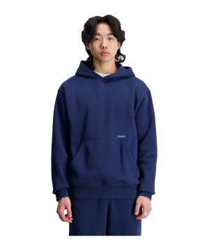 new-balance-essentials-winter-hoody-blau-fnny-mt33516-lifestyle_front.png