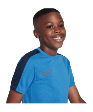 nike-academy-23-t-shirt-blau-rot-f435-dx5482-teamsport_front.png