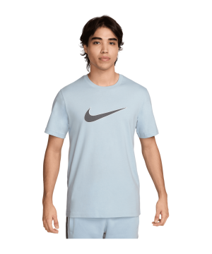 nike-t-shirt-blau-f440-fn0248-lifestyle_front.png