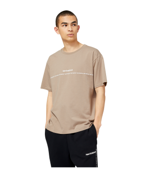 new-balance-essentials-graphic-t-shirt-braun-fms-mt23517-lifestyle_front.png