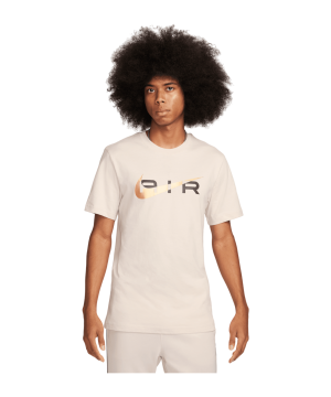 nike-air-graphic-t-shirt-braun-f104-fn7704-lifestyle_front.png