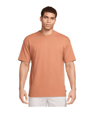 nike-essential-t-shirt-braun-f225-do7392-lifestyle_front.png