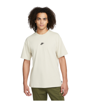 nike-premium-essentials-t-shirt-braun-f206-do7392-lifestyle_front.png