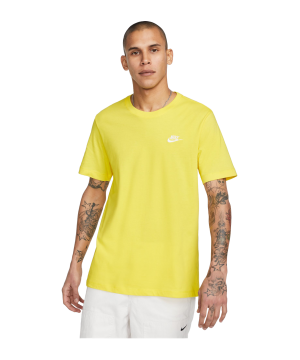 nike-club-t-shirt-gelb-f732-ar4997-lifestyle_front.png