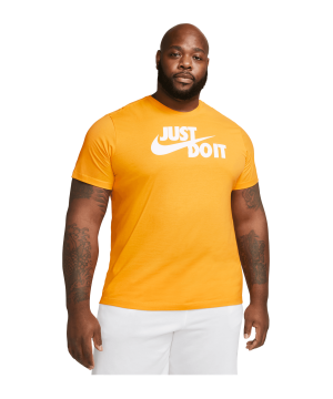 nike-just-do-it-swoosh-t-shirt-gold-f740-ar5006-lifestyle_front.png
