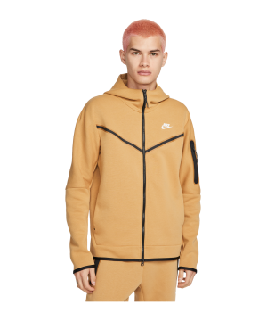nike-tech-fleece-windrunner-gold-f722-cu4489-lifestyle_front.png