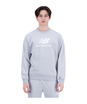 new-balance-essentials-logo-sweatshirt-grau-fag-mt31538-lifestyle_front.png