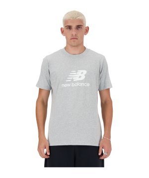 new-balance-essentials-logo-t-shirt-grau-fag-mt31541-lifestyle_front.png