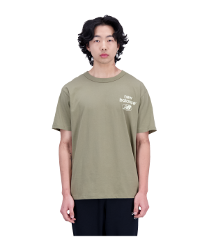 new-balance-essentials-logo-t-shirt-gruen-fcgn-mt31518-lifestyle_front.png