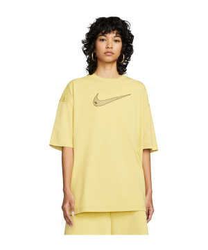 nike-sportswear-swoosh-t-shirt-damen-gelb-f304-dm6211-lifestyle_front.png