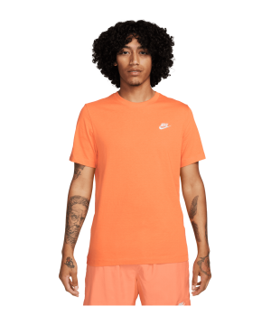 nike-club-t-shirt-orange-f885-ar4997-lifestyle_front.png