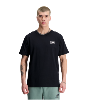 new-balance-essentials-graphic-t-shirt-schwarz-fbk-mt33511-lifestyle_front.png