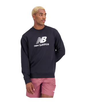new-balance-essentials-logo-sweatshirt-schwarz-fbk-mt31538-lifestyle_front.png