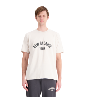 new-balance-essentials-varsity-t-shirt-schwarz-fmb-mt33554-lifestyle_front.png