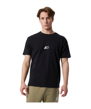 new-balance-graphic-t-shirt-schwarz-fbk-mt23514-lifestyle_front.png