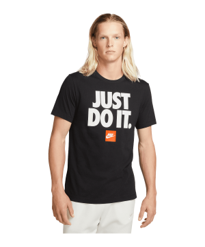 nike-jdi-verbiage-t-shirt-schwarz-f010-dz2989-lifestyle_front.png