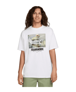 nike-m90-one-off-t-shirt-weiss-f100-hf0001-lifestyle_front.png