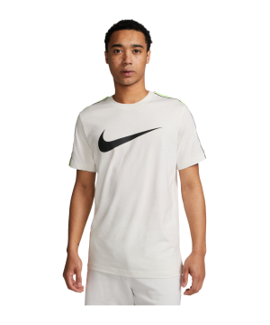 nike-repeat-t-shirt-weiss-schwarz-f122-dx2032-lifestyle_front.png