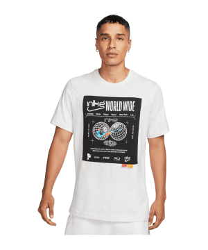 nike-world-wide-t-shirt-weiss-f121-dx1055-lifestyle_front.png